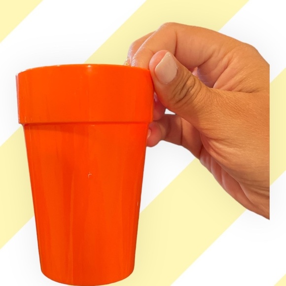 Plastic cups - Picture 2 of 2